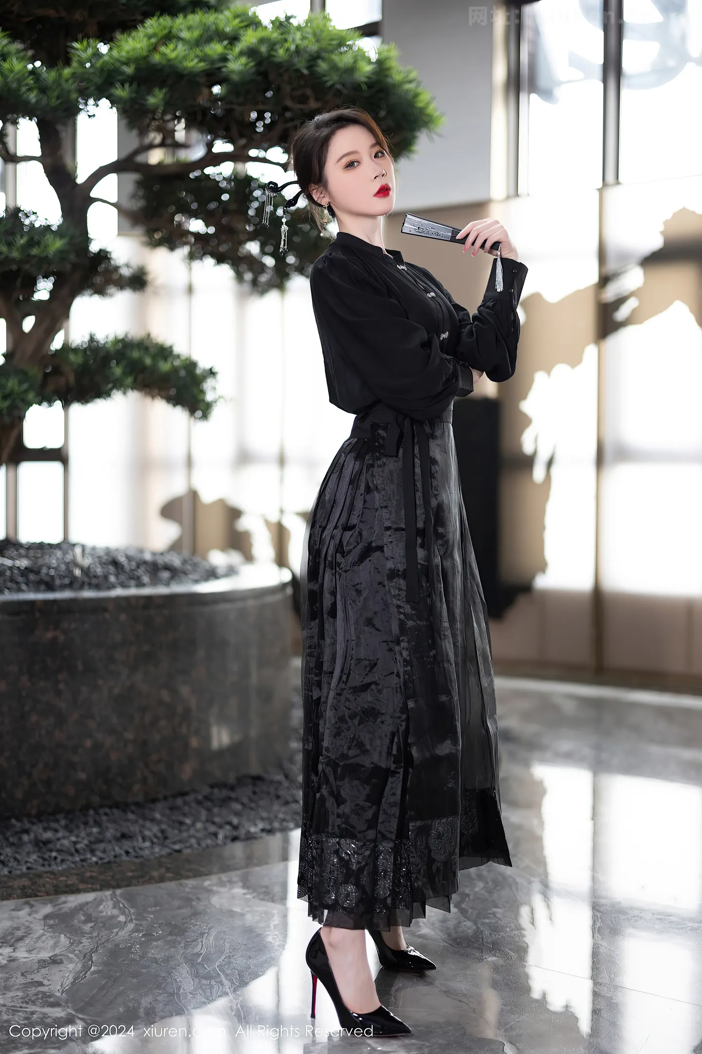 图片[3]-[XiuRen秀人网]VOL.8465 模特梦心玥性感黑色长裙露浅黄色内衣秀高挑曼妙身姿诱惑写真82P-秀人网官方网站